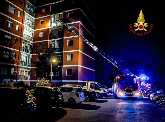 Notte di paura a Torino: incendio in via Quarello, evacuati gli inquilini di un palazzo e trovata una vittima